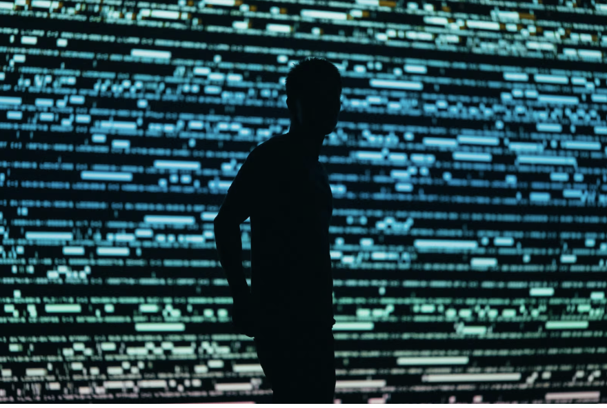 Alunos chineses são forçados a espionar colegas de classe no Reino Unido, diz relatório